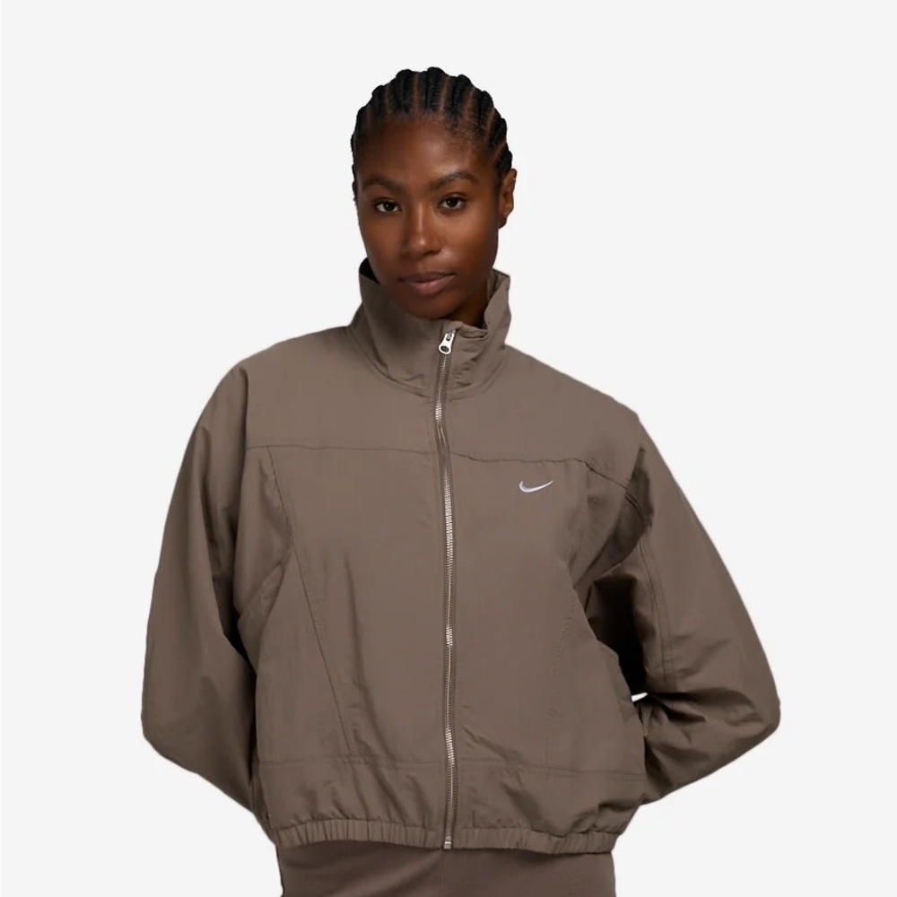 Nike Woven Full Zip Jacket size medium upf  40
Mink Brown color